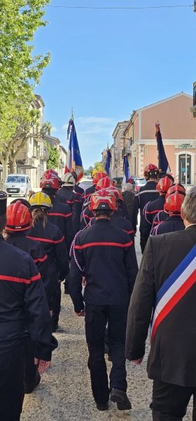 Derrière les porte-drapeaux, nos Pompiers, suivis par les autorités et les Villeneuvois venus nombreux, se rendent au Monument au Morts